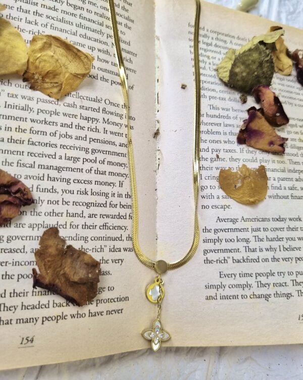 Gold Chain Necklace with Floral Pendant - Antitarnish Gold Chain Necklace with Floral Pendant - Antitarnish