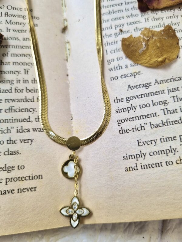 Gold Chain Necklace with Floral Pendant - Antitarnish Gold Chain Necklace with Floral Pendant - Antitarnish
