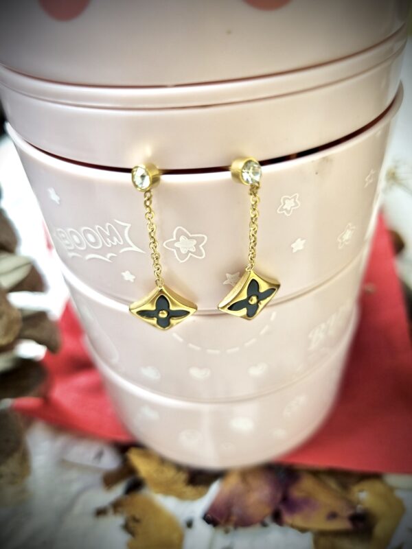 Black and Gold Floral Drop Earrings – Antitarnish Black and Gold Floral Drop Earrings – Antitarnish