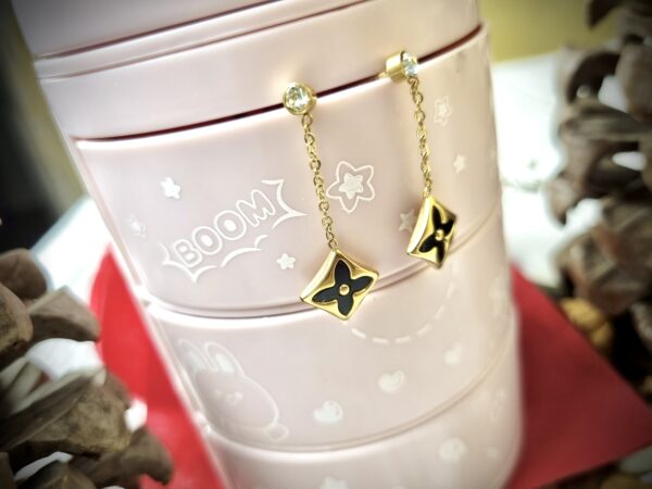Black and Gold Floral Drop Earrings – Antitarnish Black and Gold Floral Drop Earrings – Antitarnish
