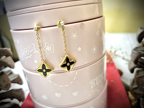 Black and Gold Floral Drop Earrings – Antitarnish Black and Gold Floral Drop Earrings – Antitarnish