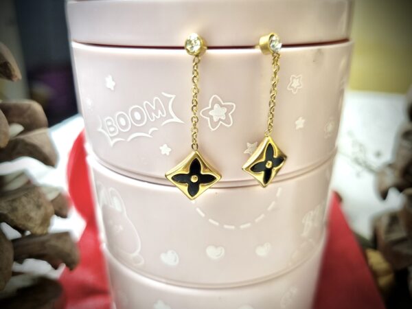 Black and Gold Floral Drop Earrings – Antitarnish Black and Gold Floral Drop Earrings – Antitarnish