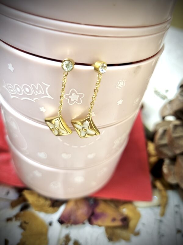 White and Gold Floral Drop Earrings – Antitarnish White and Gold Floral Drop Earrings – Antitarnish
