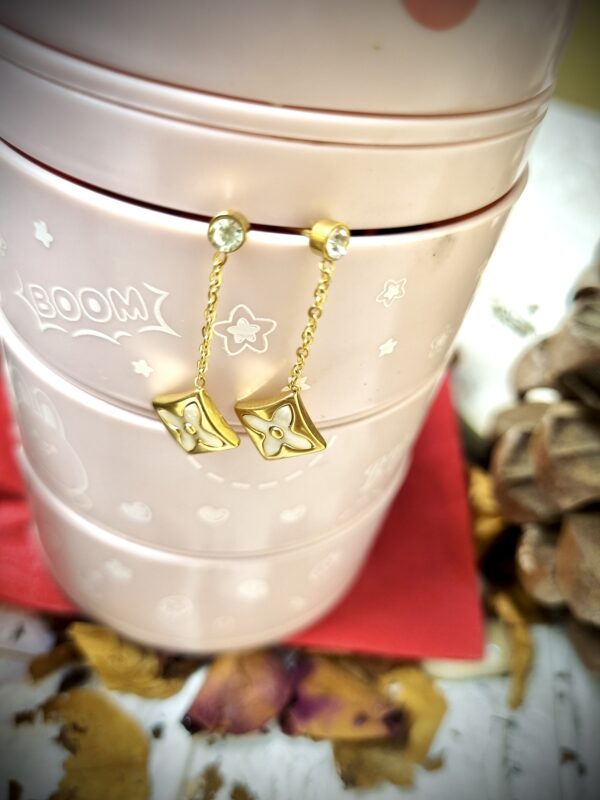 White and Gold Floral Drop Earrings – Antitarnish White and Gold Floral Drop Earrings – Antitarnish