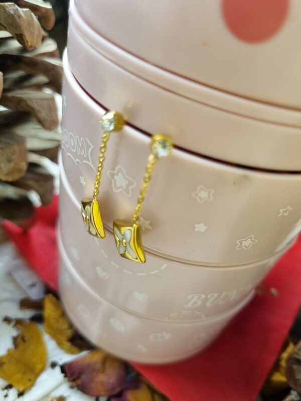 White and Gold Floral Drop Earrings – Antitarnish White and Gold Floral Drop Earrings – Antitarnish