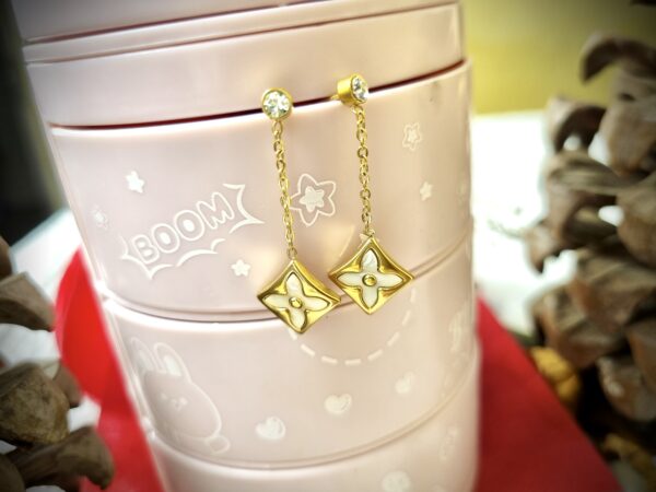White and Gold Floral Drop Earrings – Antitarnish White and Gold Floral Drop Earrings – Antitarnish